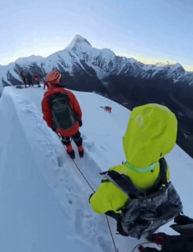 นักปีนเขาจีนพลัดตกเขาสูง 650 ฟุตดับ หลังปลดเชือกนิรภัยเพื่อถ่ายรูป