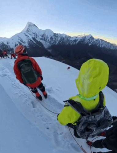 นาทีนักปีนเขาจีนพลัดตกเขาสูง หลังปลดเชือกนิรภัยเพื่อเซลฟี่