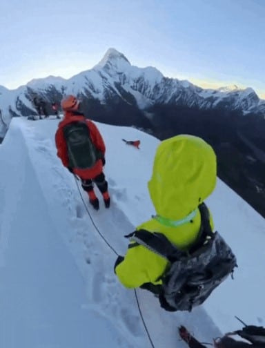 นักปีนเขาจีนพลัดตกเขาสูง 650 ฟุตดับ