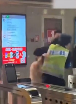 หญิงจีนไม่ยอมให้ตรวจกระเป๋าไล่ฟาดหัวพนักงานรถไฟใต้ดิน - 2