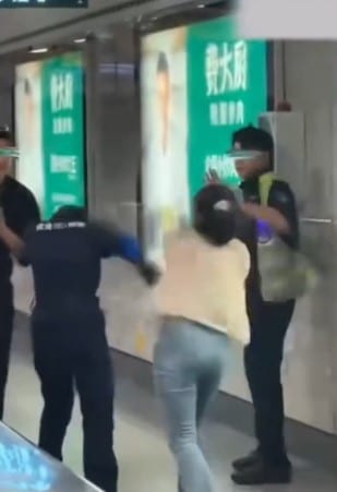 หญิงจีนไม่ยอมให้ตรวจกระเป๋าไล่ฟาดหัวพนักงานรถไฟใต้ดิน - 3