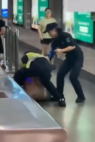 หญิงจีนไม่ยอมให้ตรวจกระเป๋าไล่ฟาดหัวพนักงานรถไฟใต้ดิน - 4