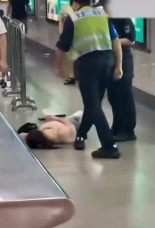 หญิงจีนไม่ยอมให้ตรวจกระเป๋าไล่ฟาดหัวพนักงานรถไฟใต้ดิน - 5