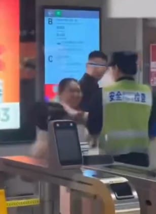 หญิงจีนคลั่งไม่ยอมตรวจความปลอดภัย คว้ากระเป๋าฟาดหัวพนักงาน