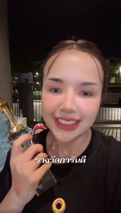 เจนนี่ รัชนก ได้รับรางวัลหลังไลฟ์มาราธอน