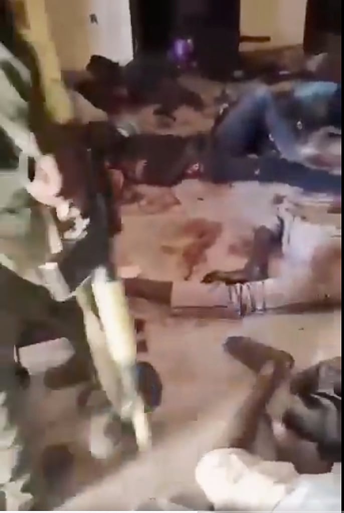 ศพนอนนิ่งอยู่บนพื้นภายในโรงพยาบาล Saudi Maternity Hospital ในเมือง El-Fasher ภูมิภาค Darfur ประเทศซูดาน เมื่อวันอังคารที่ 28 ตุลาคม 2025 (X account of Mini Minawi via AP)