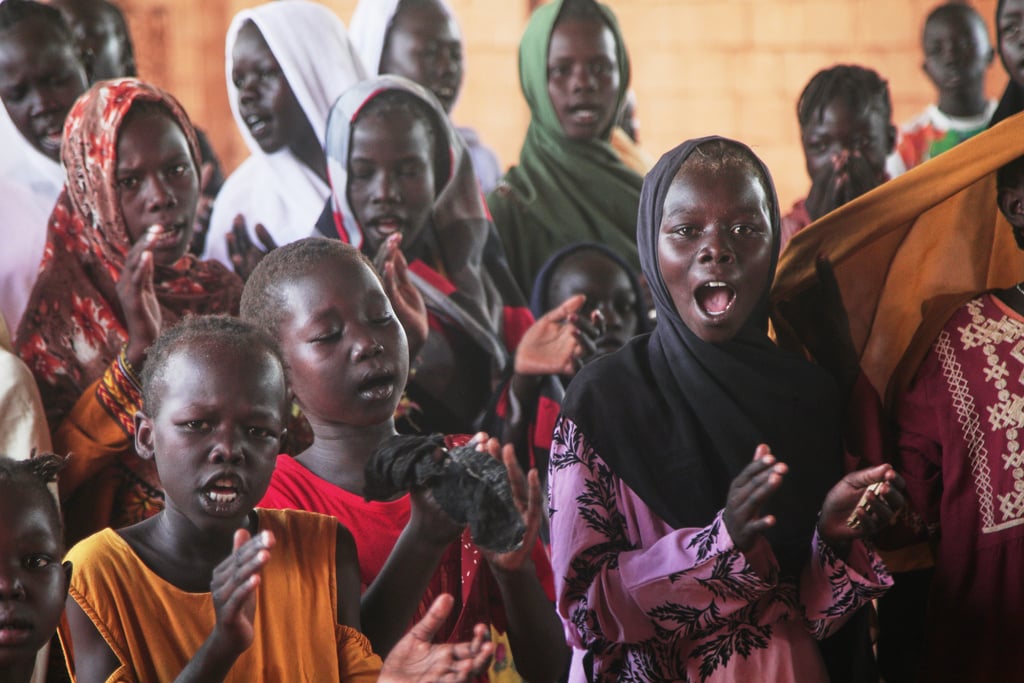 คริสเตียนสวดภาวนาขณะเฉลิมฉลองการกลับมาของพิธีกรรมทางศาสนาที่โบสถ์ออมดูร์มันในกรุงคาร์ทูม ประเทศซูดาน เมื่อวันอาทิตย์ที่ 26 ตุลาคม พ.ศ. 2568