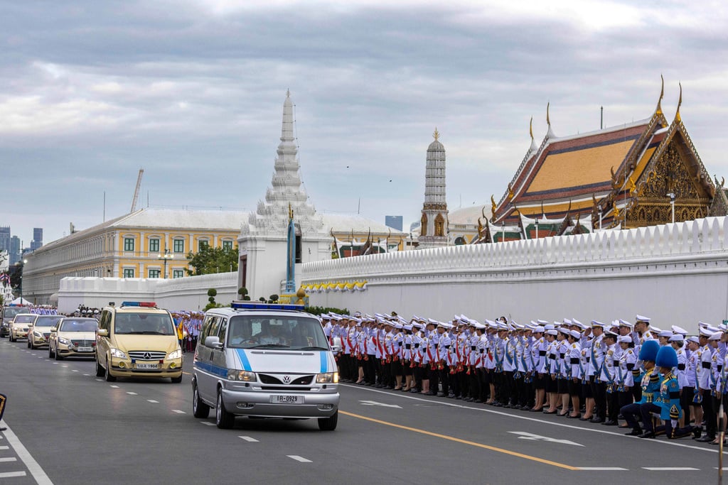 รถตู้เคลื่อนพระบรมศพสมเด็จพระพันปีหลวง มาถึงพระบรมหาราชวัง