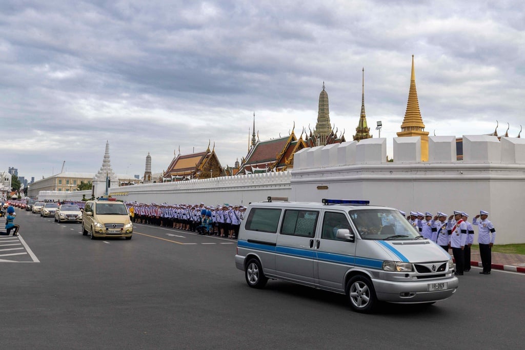 รถตู้เคลื่อนพระบรมศพสมเด็จพระพันปีหลวง มาถึงพระบรมหาราชวัง