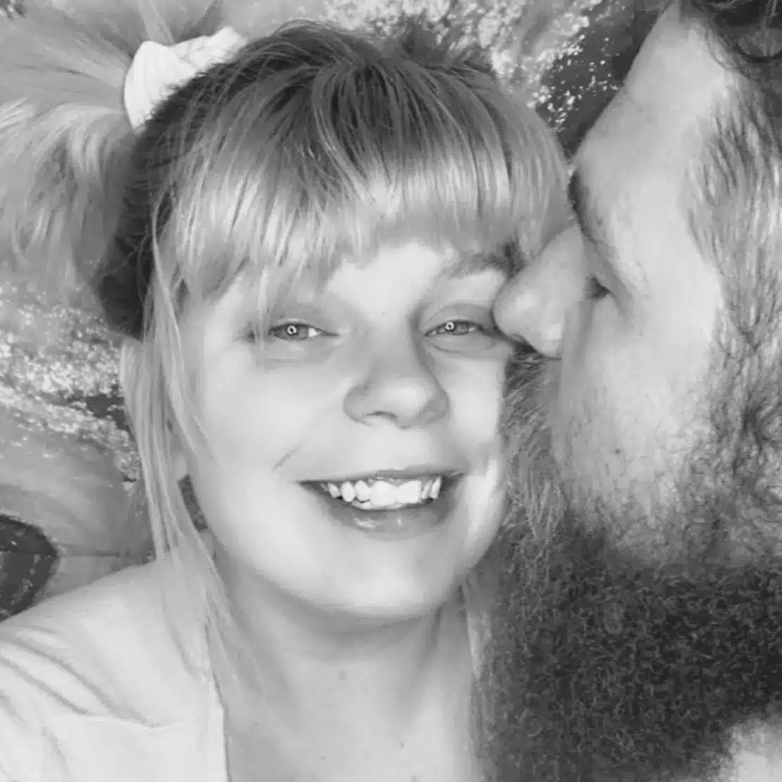 คดีครูสาวจัดเซ็กซ์หมู่หน้ากากผียังไม่จบ ตั้งข้อหาเพิ่มรวมเป็น 47 กระทง ล่าสุดเหยื่อรายใหม่โผล่แฉพฤติกรรม เปิดโปงวิธีใช้ยาเสพติดล่อลวงเด็ก