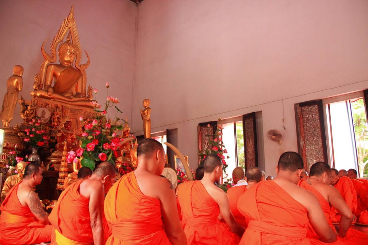 พระสงฆ์ไทยกับประเพณีทอดกฐินที่สืบต่อกันมาช้านาน
