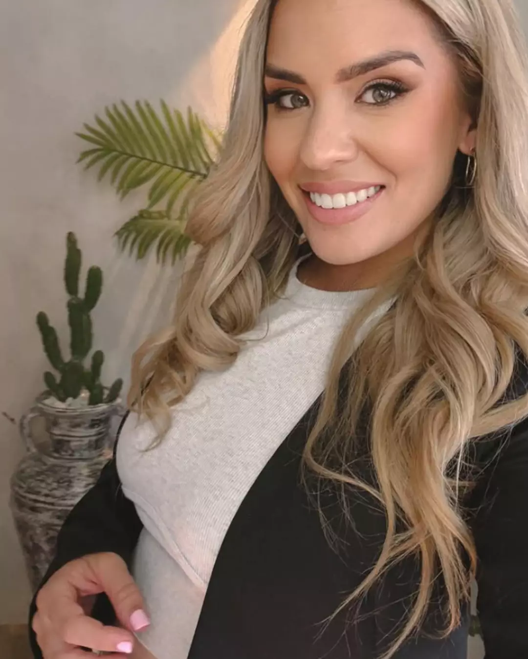 ลูซี แบงส์ อดีตพนักงานธนาคาร ผันตัวทำคอนเทนต์ผู้ใหญ่ Onlyfans สร้างรายได้กว่า 55 ล้านบาท เผยความเจ็บปวดที่ถูกคนใกล้ตัวคุกคาม กล่าวหาว่าเป็นแม่ที่ไม่ดี