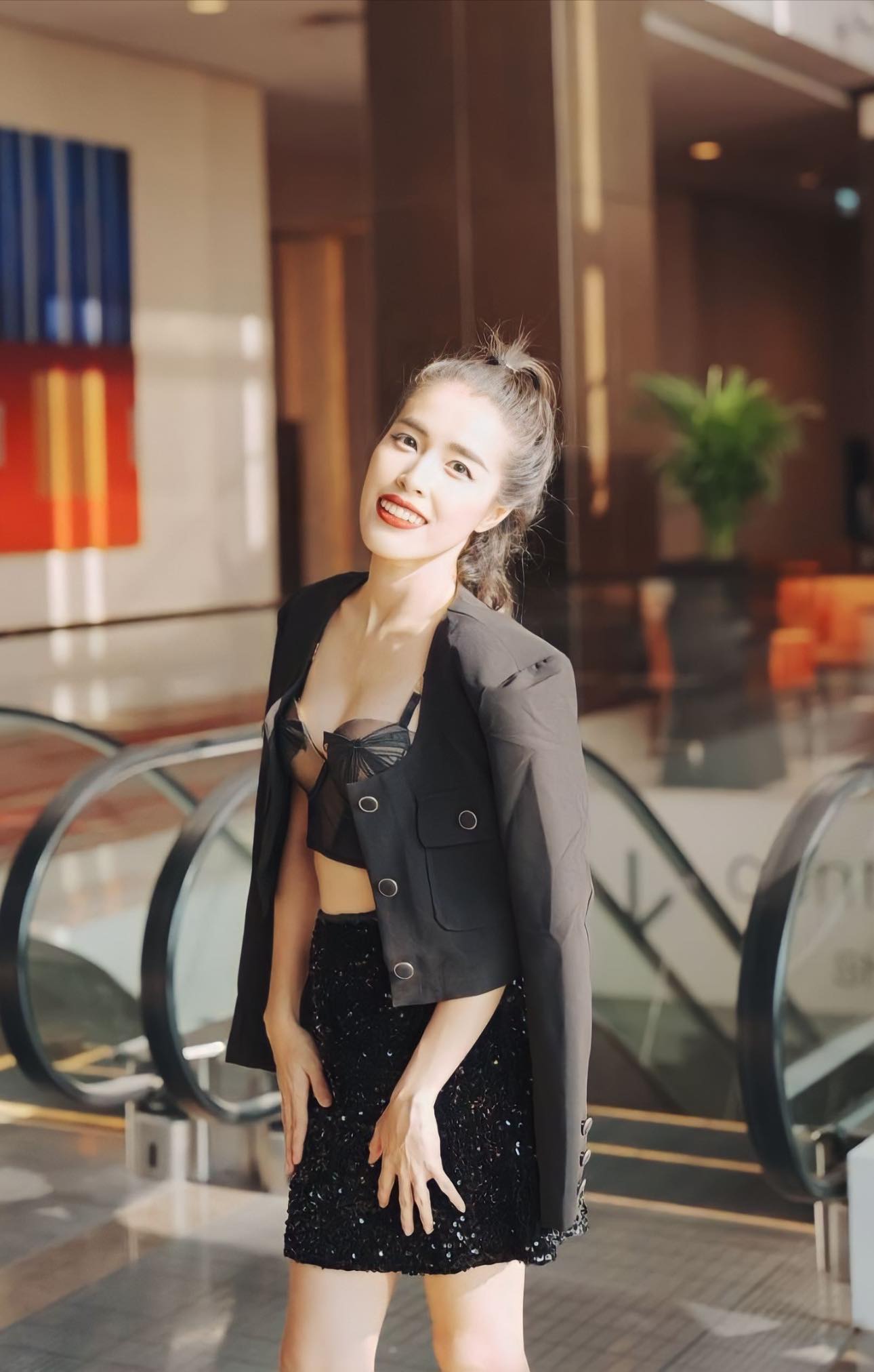 นางสาวกาญจนา สถาวร หรือ อี๊ฟ ประธานกรรมการมูลนิธิกันจอมพลังช่วยสู้