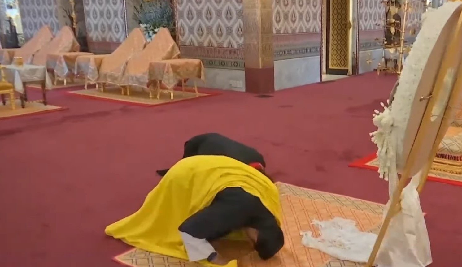 ก้มกราบพระพันปีหลวง