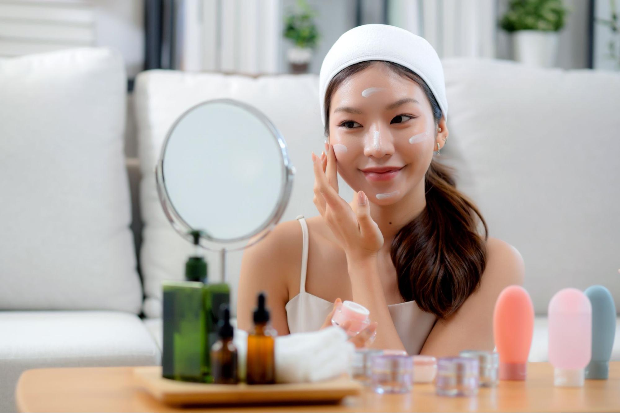 ทายาและใช้ครีมลดฝ้า