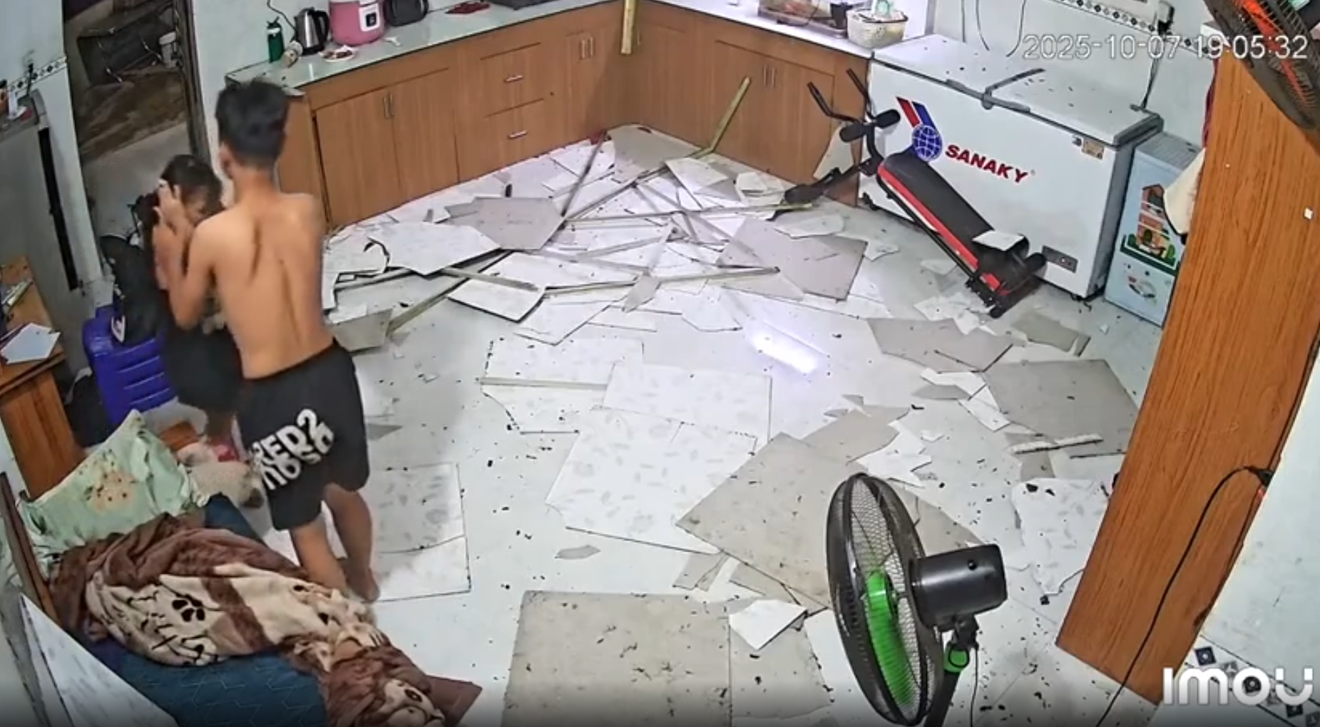 นาทีระทึก พี่ชายวัย 12 พุ่งเข้าช่วยชีวิตน้องสาว จากฝ้าถล่ม ชาวเน็ตยกให้เป็นฮีโร่-1