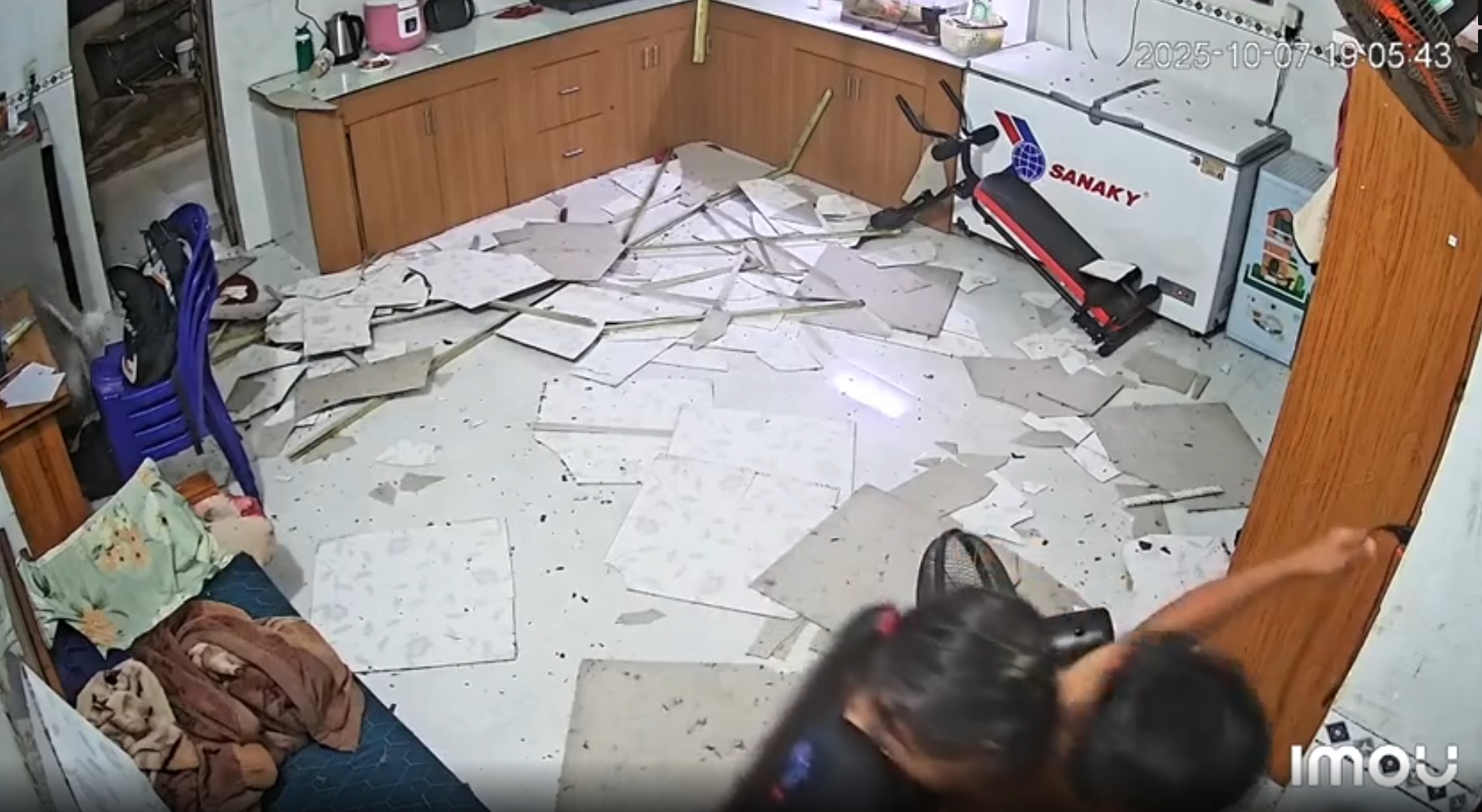 นาทีระทึก พี่ชายวัย 12 พุ่งเข้าช่วยชีวิตน้องสาว จากฝ้าถล่ม ชาวเน็ตยกให้เป็นฮีโร่-2