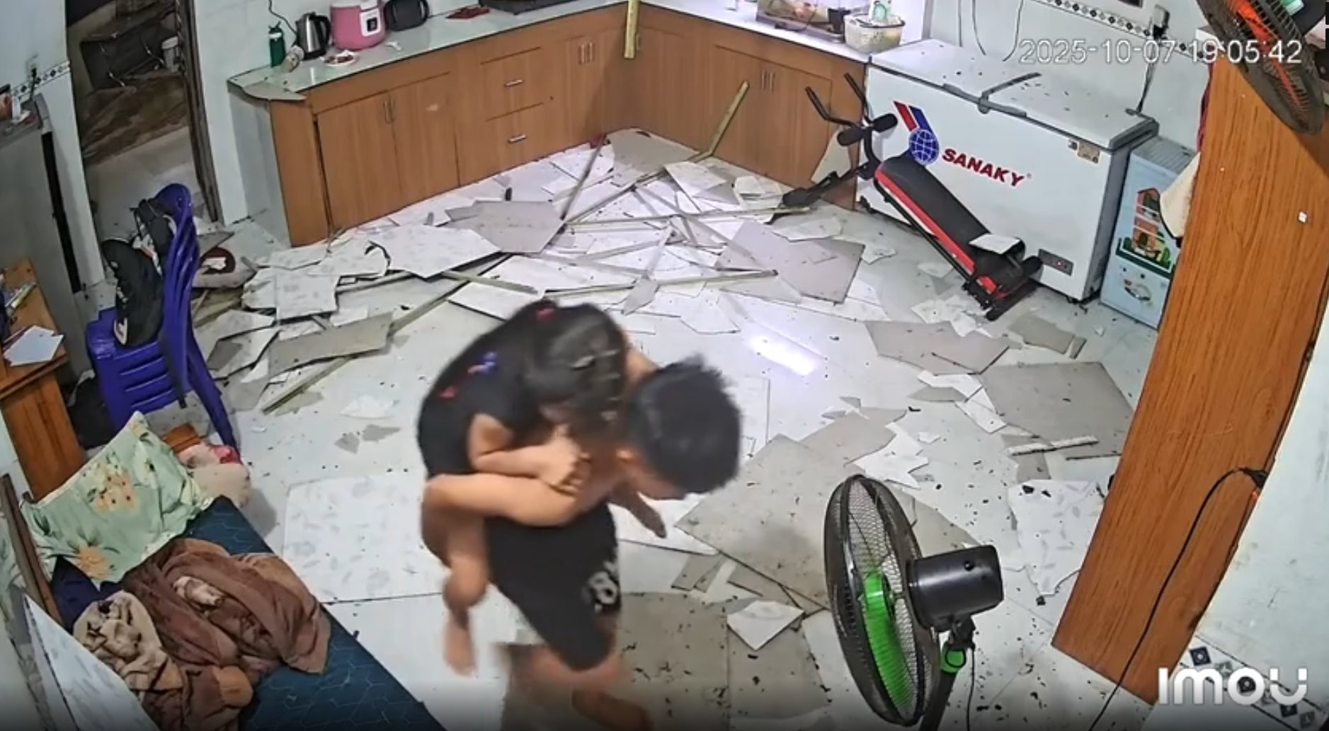 นาทีระทึก พี่ชายวัย 12 พุ่งเข้าช่วยชีวิตน้องสาว จากฝ้าถล่ม ชาวเน็ตยกให้เป็นฮีโร่