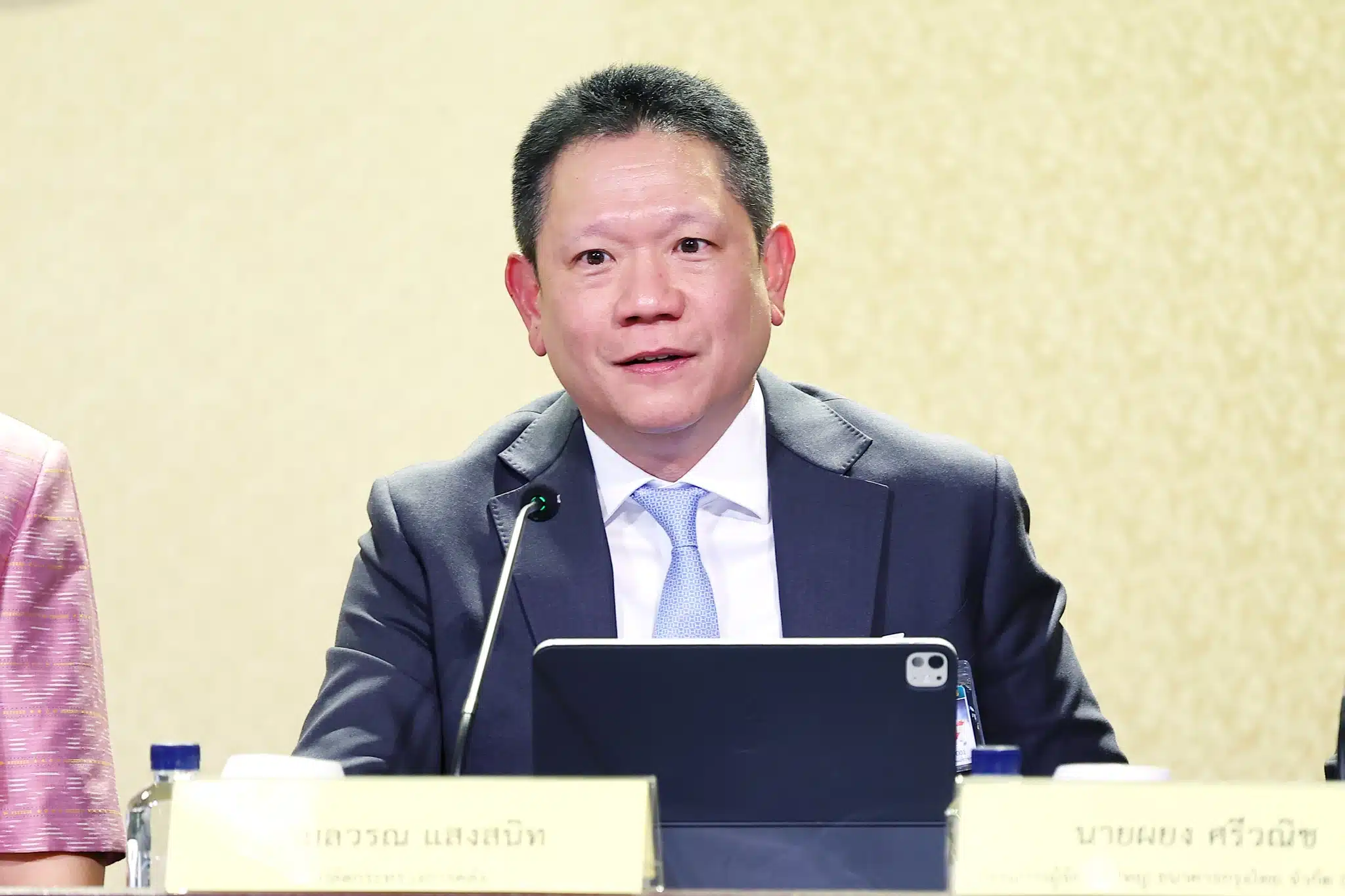 นายลวรณ แสงสนิท ปลัดกระทรวงการคลัง ขณะชี้แจง