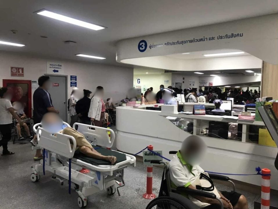 บรรยากาศที่แออัดของผู้ป่วยและญาติที่รอรับบริการในโรงพยาบาลมงกุฎวัฒนะ