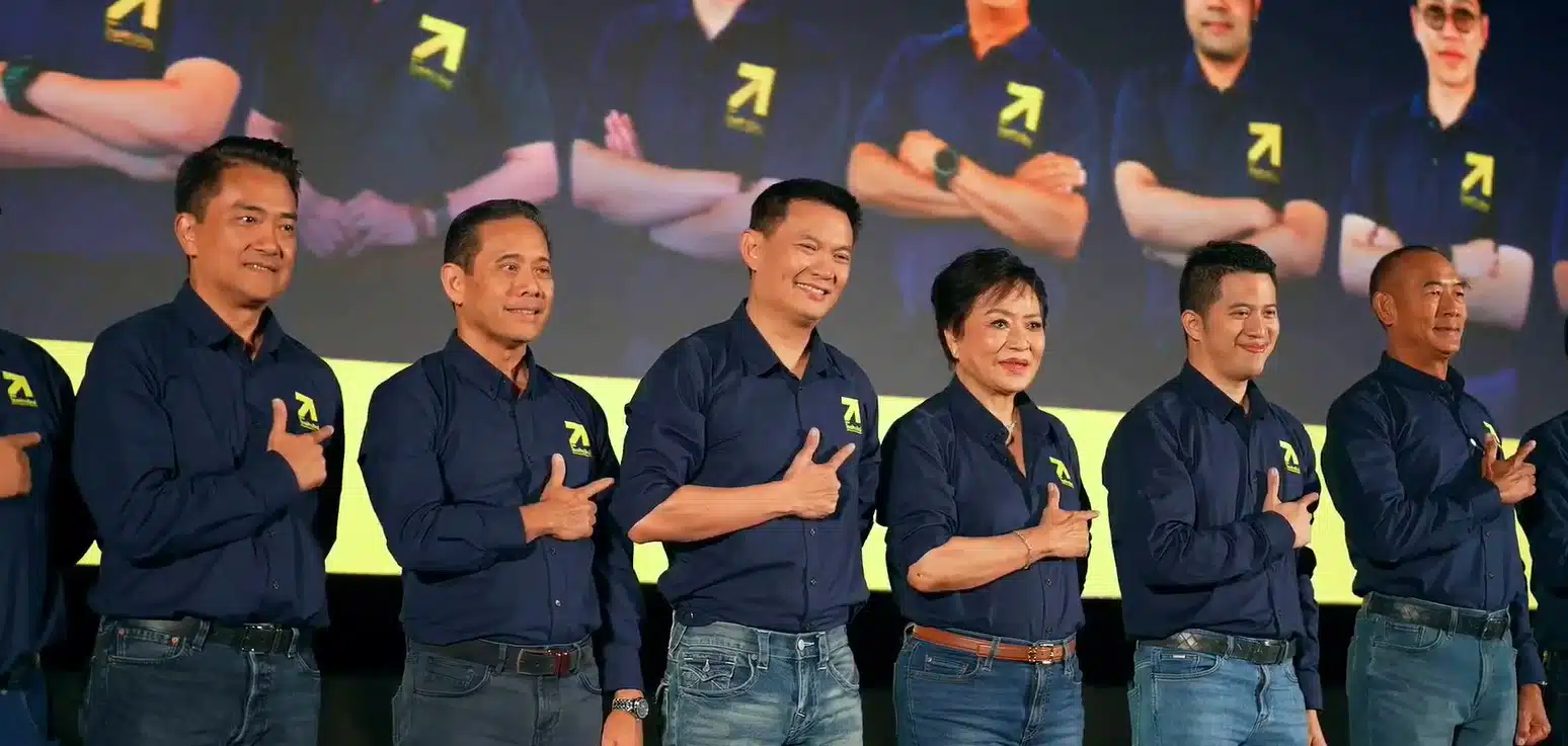ดร.สุชัชวีร์ สุวรรณสวัสดิ์ และ คุณหญิงกัลยา โสภณพนิช บนเวทีเปิดตัวพรรคไทยก้าวใหม่