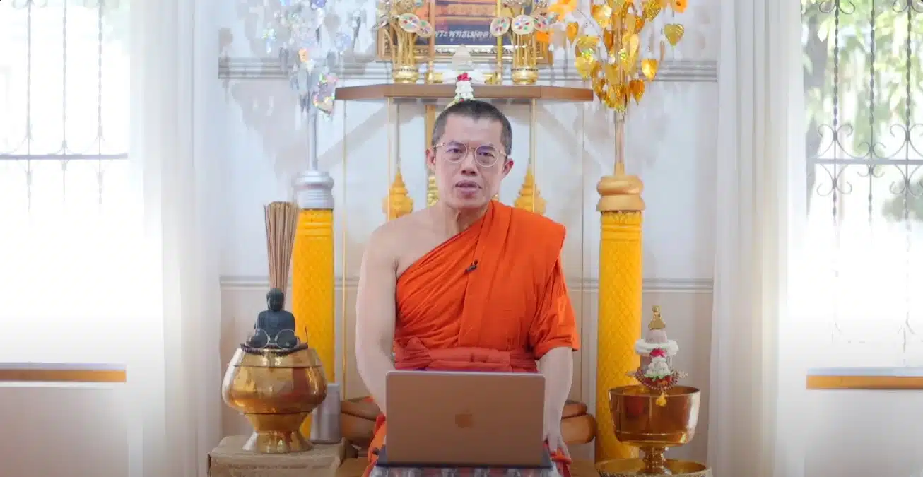 พระมหาอุเทน ปัญญาปริทัตต์ ขณะกำลังแสดงธรรมเทศนา