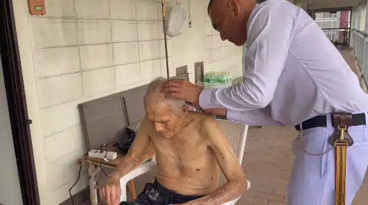 พลโท วันชนะ สวัสดี ตัดผมให้พ่อ