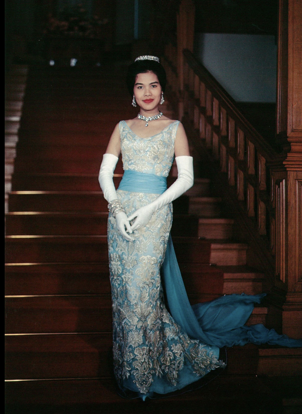 สมเด็จพระพันปีหลวง สวมฉลองพระองค์ ออกแบบตัดเย้บโดย ปิแอร์ บัลแมง