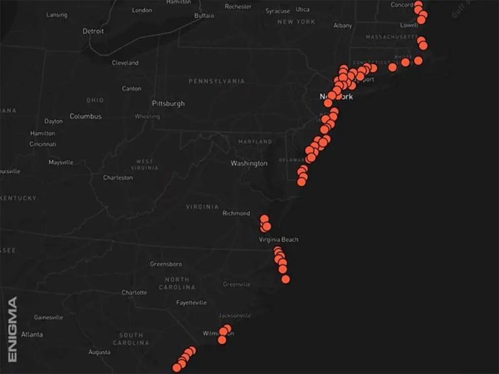 ภาพแผนที่จากแอปฯ Enigma แสดงจุดสีส้มของการพบเห็น USO ตามแนวชายฝั่งสหรัฐฯ