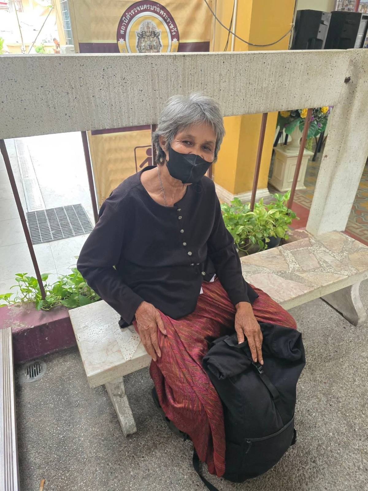 ยายพลัดหลงขบวนพระบรมศพ