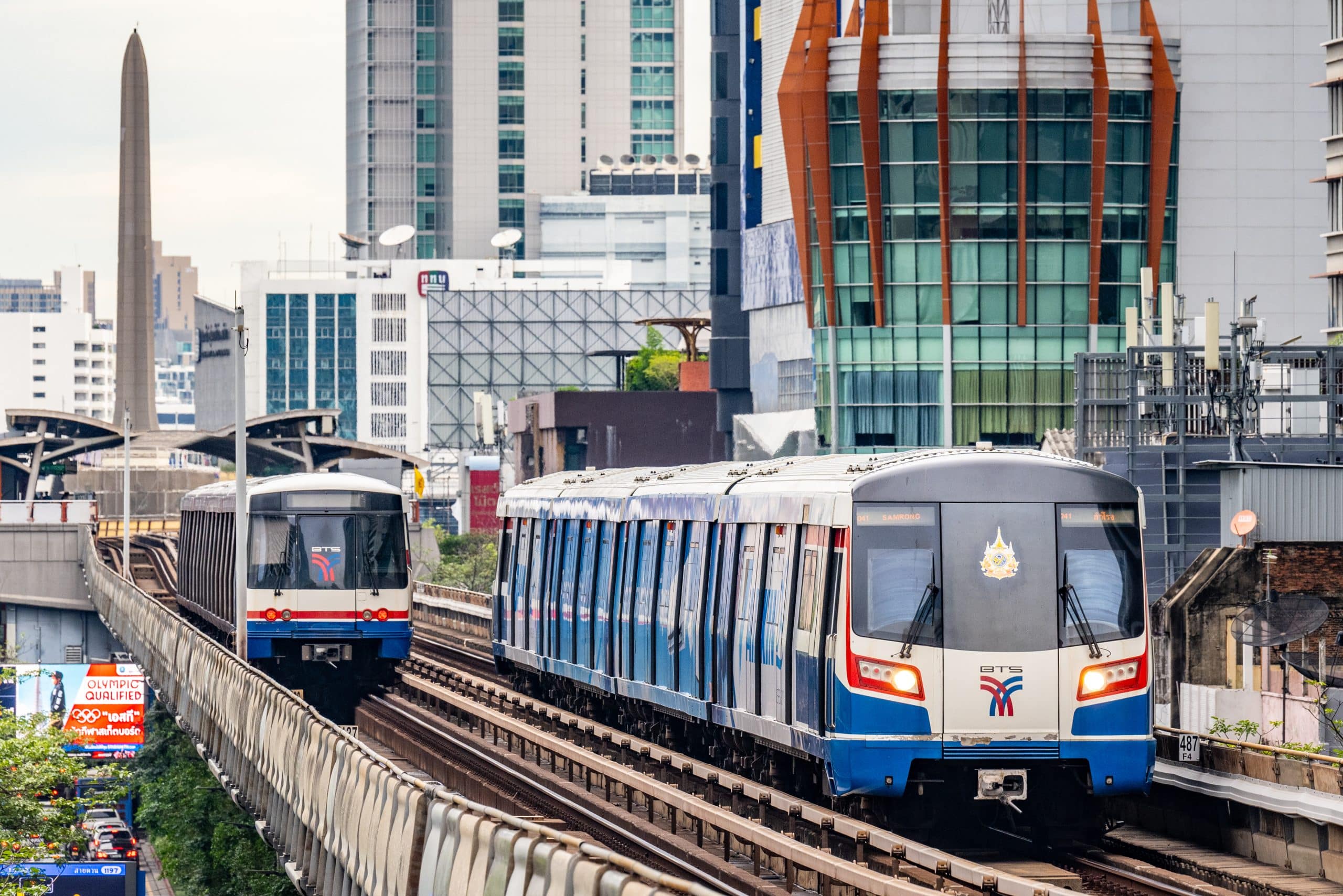 รถไฟฟ้าบีทีเอสสายสีเขียวกำลังวิ่งให้บริการ