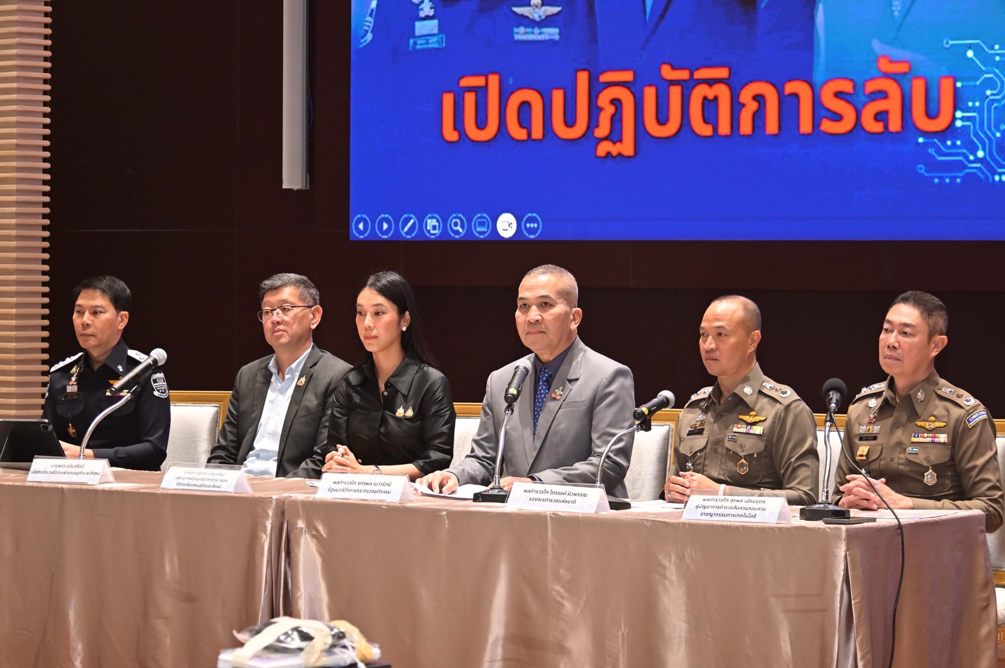 พลตำรวจโท รุทธพล เนาวรัตน์ รัฐมนตรีว่าการกระทรวงยุติธรรม ขณะแถลงข่าว