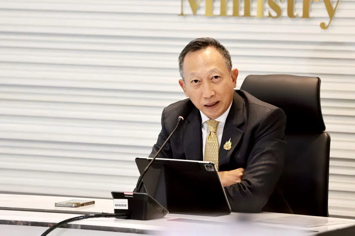 นายวรภัค ธันยาวงษ์ ขณะแถลงข่าวประกาศลาออกจากตำแหน่ง