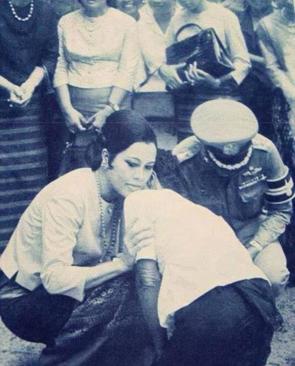 สมเด็จพระนางเจ้าสิริกิติ์ พระบรมราชินีนาถ พระบรมราชชนนีพันปีหลวง ทรงโอบกอดประชาชนอย่างทรงเป็นกันเอง