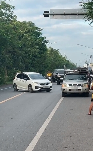 สาวขับเก๋งหัวร้อน พุ่งชน จยย. อัดร้านหมูปิ้งพังยับ ชาวเน็ตถามใครรับผิดชอบ-1