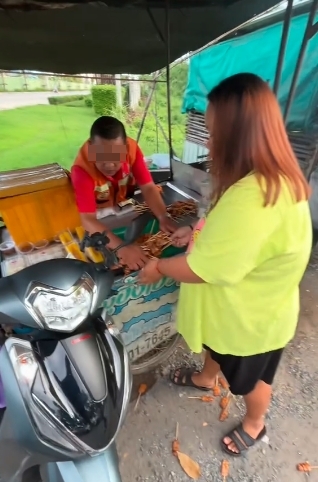 สาวขับเก๋งหัวร้อน พุ่งชน จยย. อัดร้านหมูปิ้งพังยับ ชาวเน็ตถามใครรับผิดชอบ-4