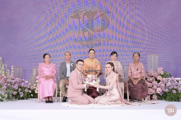 ส่องภาพ อดีตพระกาโตะ เข้าพิธีวิวาห์ชื่นมื่นกับ ลูกสาวเจ้าของโรงไม้เมืองคอน-3