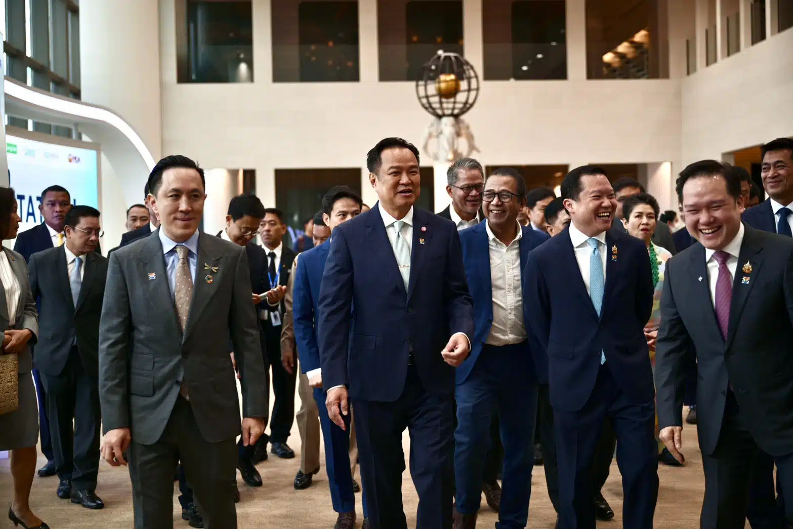 นายอนุทิน ชาญวีรกูล นายกรัฐมนตรี ขณะกล่าวปาฐกถาบนเวทีสัมมนา
