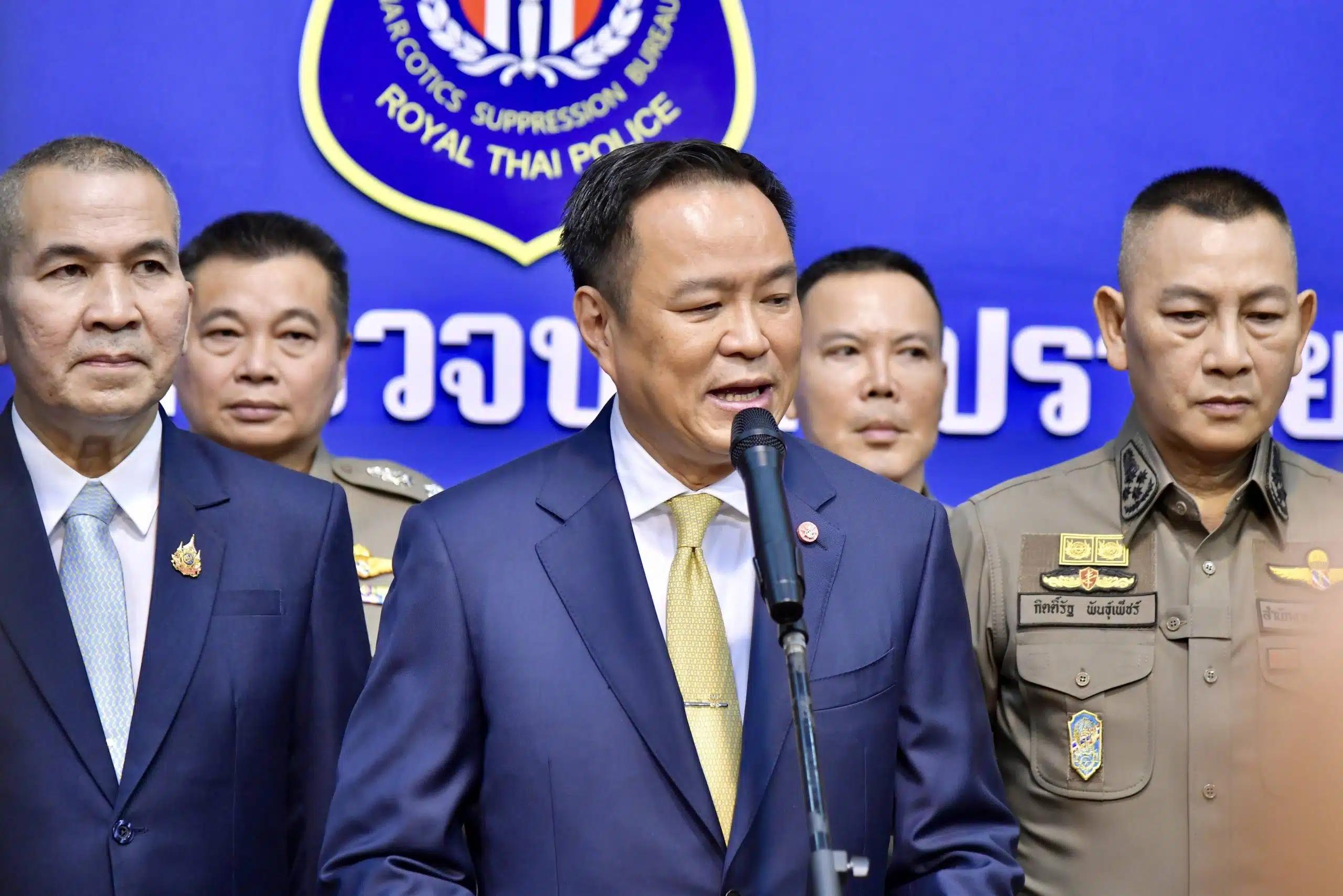 นายอนุทิน ชาญวีรกูล นายกรัฐมนตรี ขณะให้สัมภาษณ์สื่อมวลชน