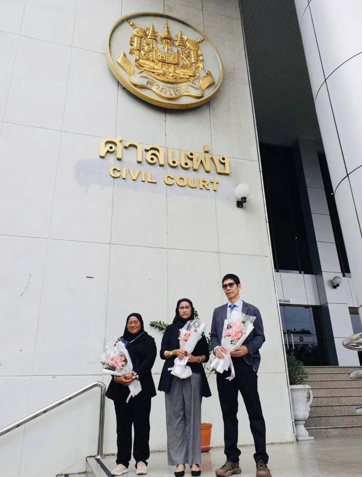 อังคณา นีละไพจิตร คือหญิงโดเด่นในวงการสิทธิมนุษยชนของไทยและสากล ประวัติชีวิตเริ่มต้นจากวิชาชีพพยาบาล ก่อนกลายเป็นนักต่อสู้ผู้ไม่ย่อท้อ หลังต้องเผชิญกับเหตุการณ์สูญเสียครั้งใหญ่