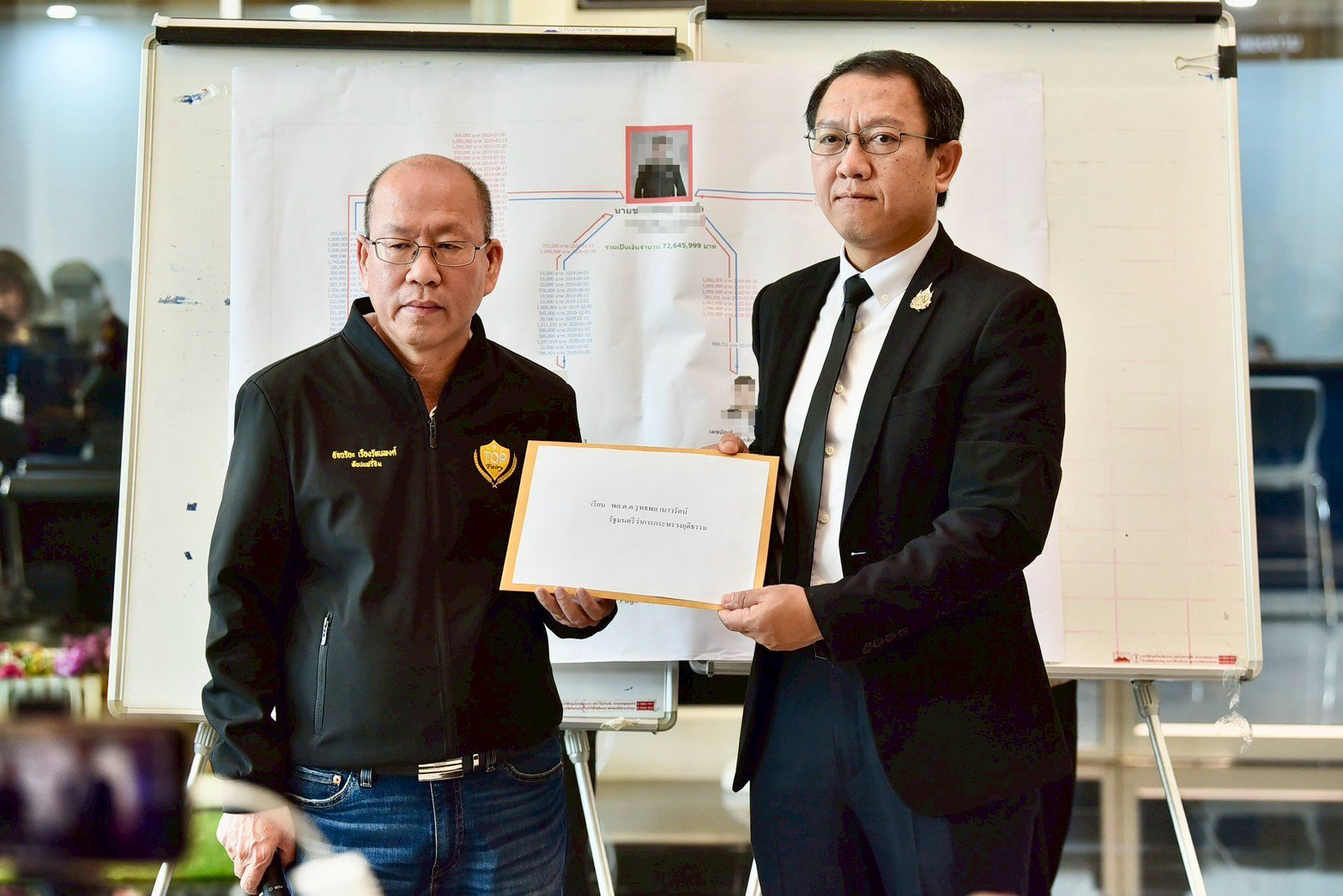 นายอัจฉริยะ เรืองรัตนพงศ์ ขณะยื่นหนังสือที่กระทรวงยุติธรรม