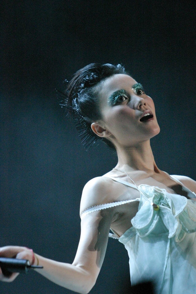 อาการวิกฤต หามตัว นักร้องดังยุค 90 เข้า ICU ด่วน แฟน ๆ แห่ส่งกำลังใจ-3