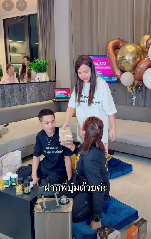 เจนนี่ รัชนก มอบเงินสด 1 ล้านบาท ให้ บุ๋ม ปนัดดา ร่วมทำบุญช่วยน้ำท่วม-1