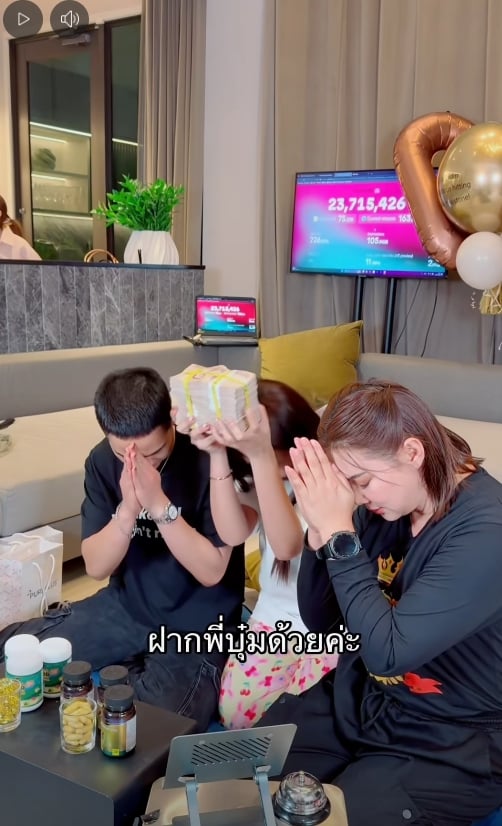 เจนนี่ รัชนก มอบเงินสด 1 ล้านบาท ให้ บุ๋ม ปนัดดา ร่วมทำบุญช่วยน้ำท่วม-5