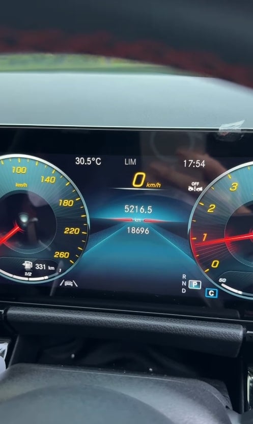 เนย โชติกา ประกาศขายรถหรู-2