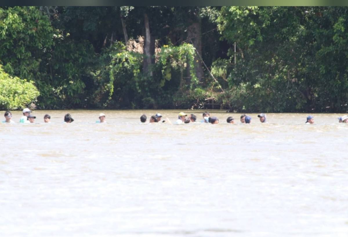 เหตุการณ์ตอนเรือล่มกลางแม่น้ำมูล จ.สุรินทร์