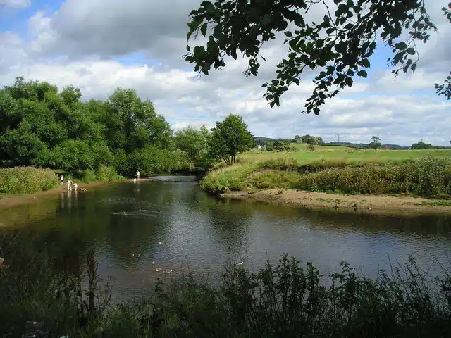 บรรยากาศริมแม่น้ำไวร์ (River Wyre) ในมณฑลแลงคาเชียร์ สหราชอาณาจักร