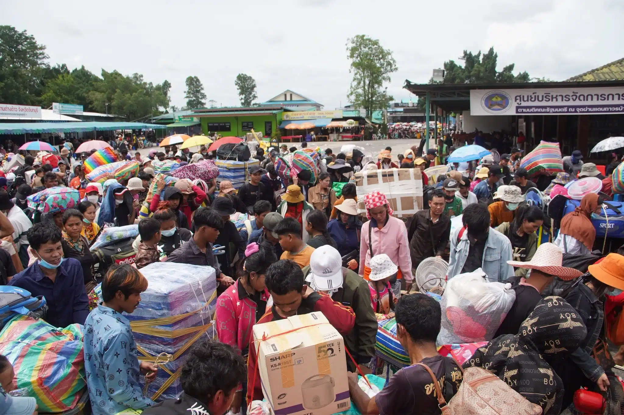 กลุ่มแรงงานชาวกัมพูชากำลังเดินทางข้ามพรมแดนกลับประเทศ