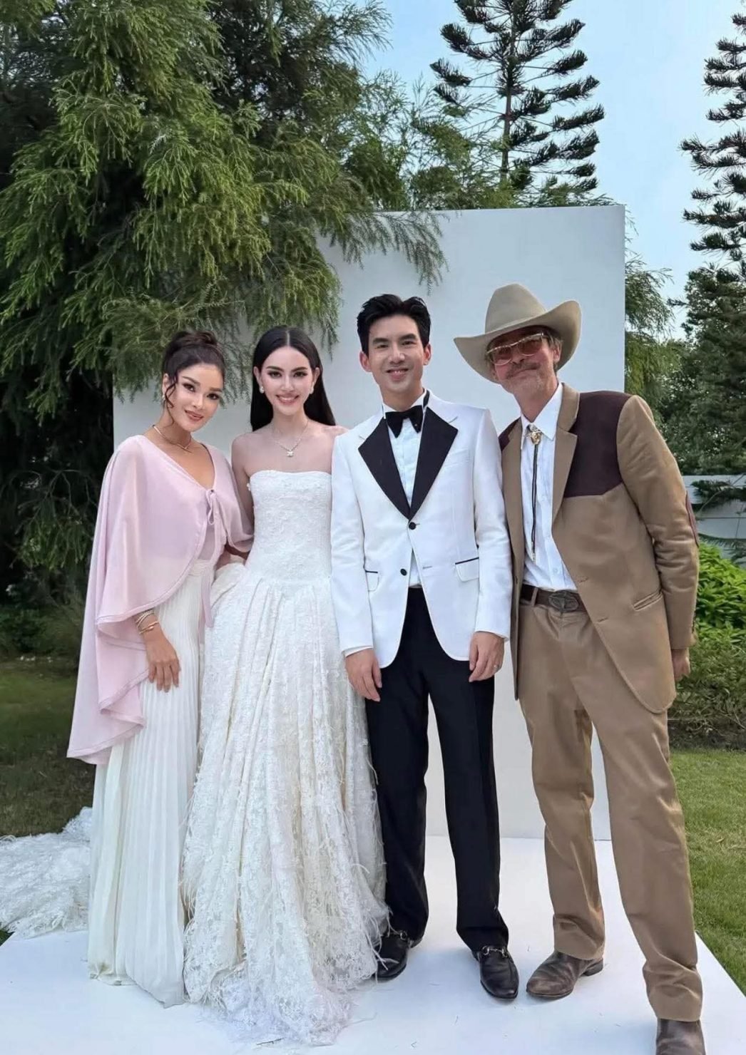 ใหม่และเต๋อเข้าพิธีแต่งงาน