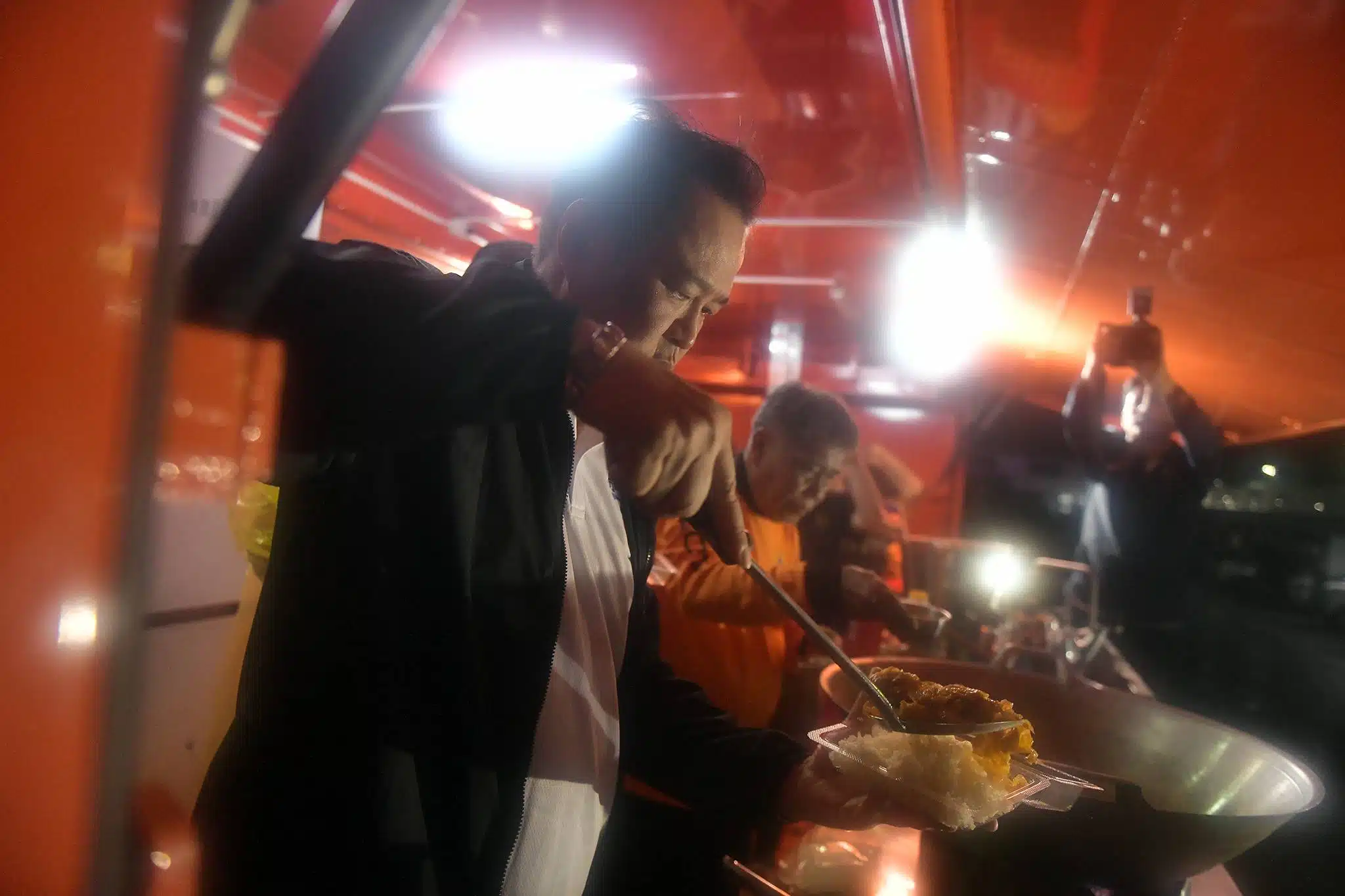 บุ๋ม ไม่พอใจ นายกฯ ยืนผัดข้าว แต่ไร้คำสั่งจัดการน้ำท่วมภาคใต้